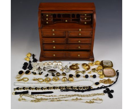 A collection of jewellery including 14k gold pendant / brooch set with pearls and diamonds (7.7g), vintage earrings, vintage 