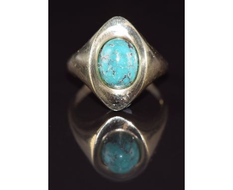 A 14k gold ring set with a turquoise cabochon, 5.7g, size P