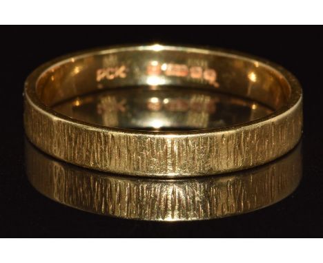 An 18ct gold wedding band / ring with ridged decoration, 3.3g, size R