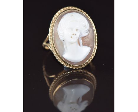 A 9ct gold ring set with a cameo of a young woman, 5.6g, size M