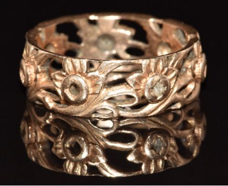 A 14ct rose gold ring in a floral design, 5.7g, size R