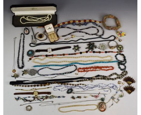 A collection of costume jewellery including Sarah Coventry brooch, Jacobite brooch, vintage brooches, coral necklace etc