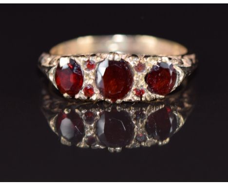 A 9ct gold ring set with garnets, 3.3g, size O