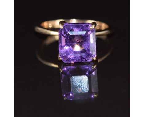 A 14k gold ring set with an emerald cut amethyst of approximately 6.1ct, 4.6g, size N