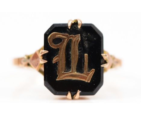 A 9ct rose gold black onyx signet ring with the initial W, O 1/2, 2.3g