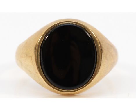 A 9ct gold black onyx signet ring, L, 2.8g