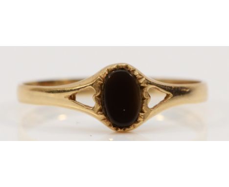 A 9ct gold black onyx signet style ring, Q, 1g