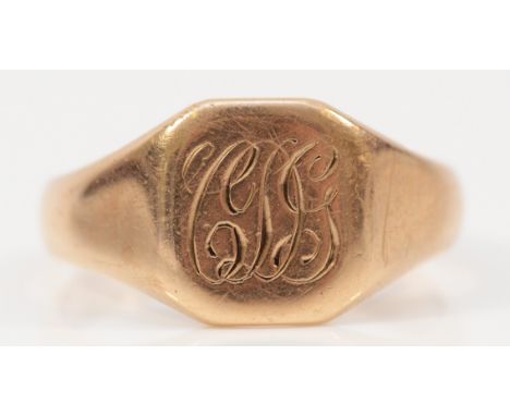 A 9ct gold signet ring bearing the initials CDG, S, 4.5g