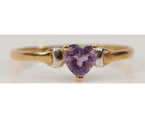 A 9ct gold heart shaped amethyst ring, P, 1g