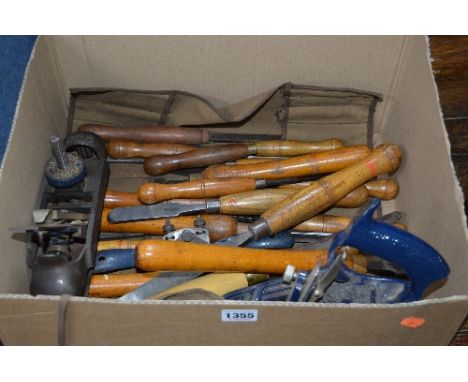 A BOX CONTAINING VINTAGE HAND TOOLS, including Record No 020 planer, Record No 078 planer, Record No 015 Planer and a quantit
