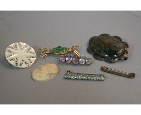 A JEWELLERY COLLECTION , to include a large red moss agate silver brooch, a base metal graduated amethyst bar brooch and five