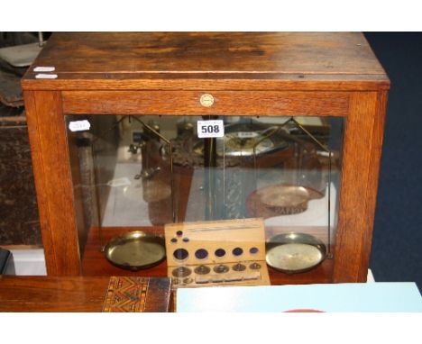 AN OAK CASED HARRIS & CO LTD, BIRMINGHAM SET OF BALANCE SCALES AND WEIGHTS