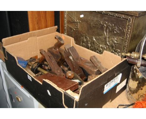 A BOX CONTAINING VINTAGE HAND TOOLS, including two Stanley planes, etc and a brass log box