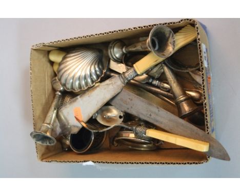 A MIXED LOT OF SILVER, to include small cup, pair of dishes, caddy spoon, other various broken pieces, silver plate, etc