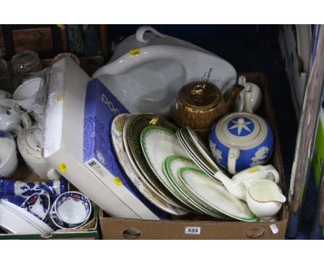 VARIOUS CERAMICS, to include Copeland Spode Jasperware teapot, Caverswall collectors plates etc