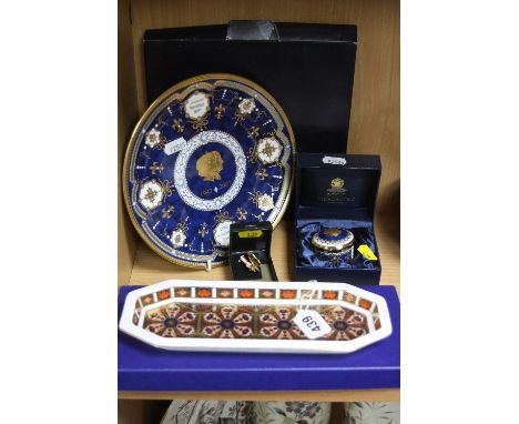 A BOXED ROYAL CROWN DERBY IMARI PEN TRAY, '1128' pattern, approximate length 24.5cm, two boxed Royal Worcester 'HM Queen Eliz