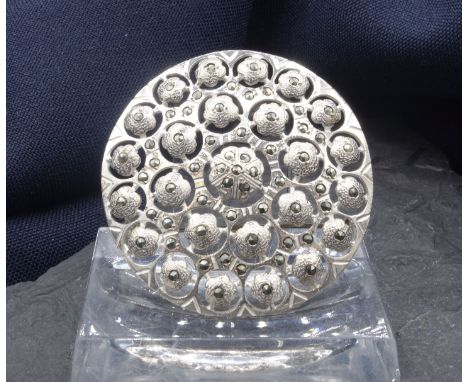 RUNDE BROSCHE MIT MARKASITEN, 925er Silber, 13 Gramm. Runde, partiell durchbrochen gearbeitete Brosche in Art einer Rosette /