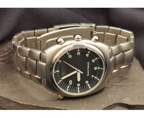 BRUNO BANANI - HERRENARMBANDUHR, Modell: CC1302.22. Silbernes Gehäuse mit schwarzem Zifferblatt, beleuchteten Zeigern, arabis