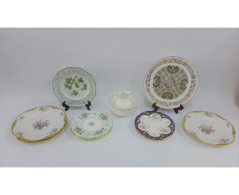 Mixed floral patterned porcelain cabinet plates together with a Spode Lindisfarne plate, etc (12) 