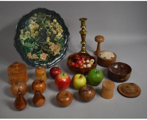 A Collection of Various Items to Comprise Hand Crafted Treen to include Miniature Wig Stand, Lidded Pot, Bowls Etc together w