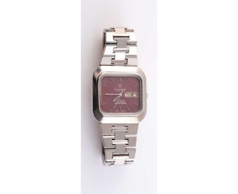 AN OMEGA AUTOMATIC CHRONOMETER WRISTWATCH, the rounded rectangular dial with baton markers, day date and centre sweep seconds
