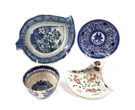A Japanese scallop shaped porcelain server, Meiji Period, height 4cm, length 11.5cm, width 12.5cm, a Chinese export blue and 