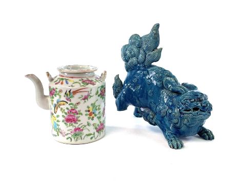 A Chinese Canton porcelain teapot, 19th century, height 14.5cm and a Chinese pottery model of a dog of fo, early 20th century