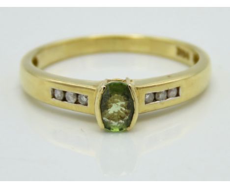 A 14ct gold ring set with green sapphire & diamond, 2.2g, size O