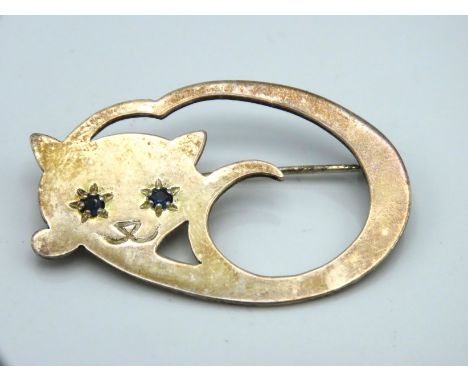 A 1987 Sheffield silver cat brooch set with sapphires for eyes, maker SJM, 5.7g, 43mm