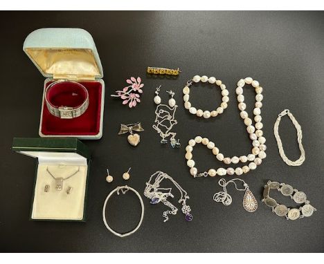 A small quantity of various costume jewellery items including silver bangle & coin bracelet