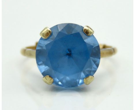 A 9ct gold ring set with topaz, 5.7g, size S