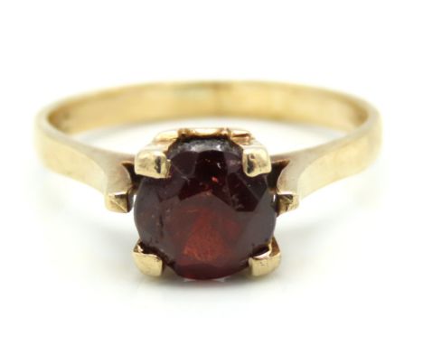 A 9ct gold ring set with garnet, 2.3g, size J/K 