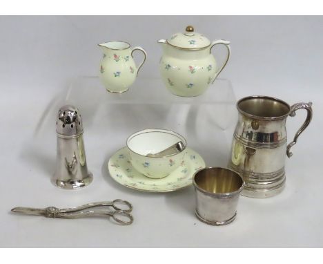 A silver plated ale tankard twinned with plated grape scissors, other plated wares & four pieces of a Wedgwood bachelors set