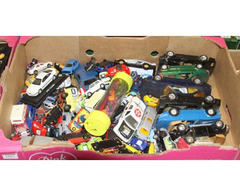 A quantity of mixed scale modern and vintage release diecast vehicles and accessories to include Maisto