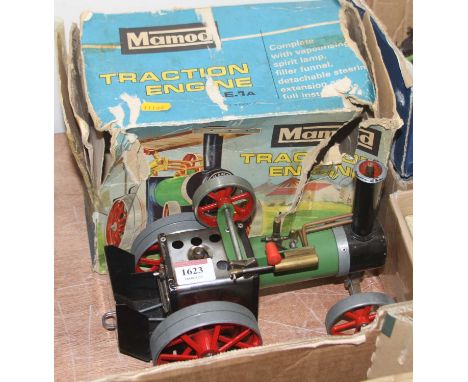 A Mamod TE1A traction engine housed in the original box