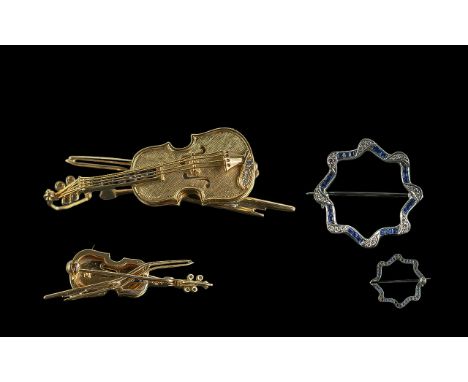 A Fine Quality 9ct Gold Brooch In the Form of a Violin and Bow, Excellent Detail. Marked 9.375. Weight 4.9 grams. Size 1.3/4 