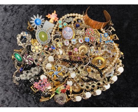 A Collection of Vintage Costume Jewellery to include assorted beads, brooches and necklaces. Various designs including pearls
