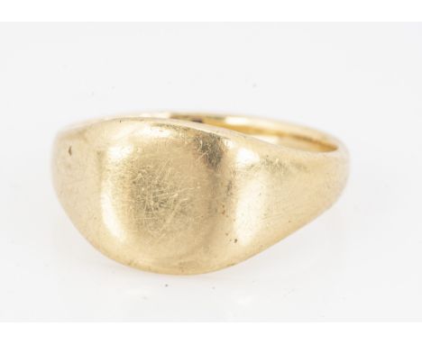 An 18ct gold early 20th century signet ring, of plain form, marked to inner shank, ring size R, 7.1g 