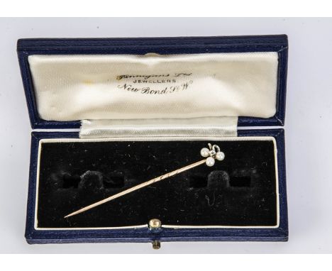 A cultured pearl and diamond flower head style stick pin,  on a gold pin with twist 5.5 cm long, 1.3g 