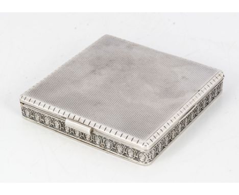 A 1950s silver compact, squared with engine turned outer and acanthus leaf design to rims, 6.8cm 