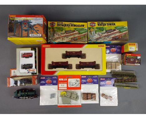 Hornby, Roco, Airfix and others - A collection of predominately boxed HO/OO gauge model railway accesories and rolling stock.