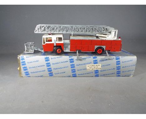 Conrad - A boxed Conrad #5506 Turntable ladder Fire Engine. The model appear to be in Excellent (slightly dusty) condition ov