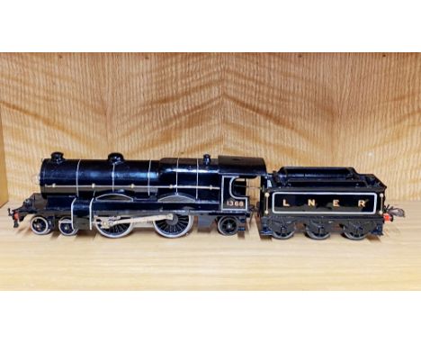 A 'O' gauge clock work locomotive and tender, L. 44cm.Refinished.