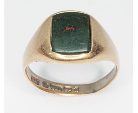 An antique bloodstone signet ring, hallmarked 15ct gold, sponsor's mark 'E.V', Birmingham 1912, gross wt. 5.6g, size Q/R.  