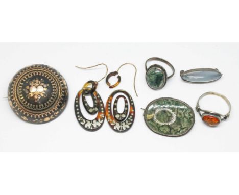Assorted antique and vintage jewellery comprising a pique inlaid tortoiseshell brooch, pique inlaid tortoiseshell earrings (o
