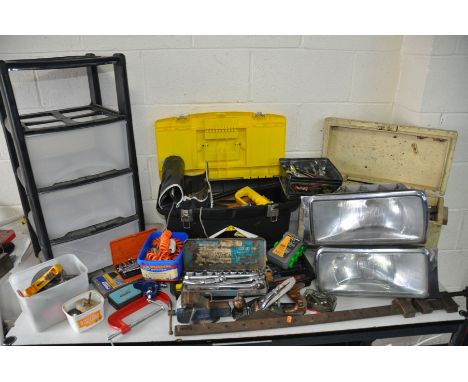 A LARGE QUANTITY OF TOOLS to include a sash clamp, a Stanley no4 planer, hi duty vice, socket set, saws, spanners, britool EV