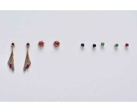 AN ASSORTED SELECTION OF YELLOW METAL EARRINGS, to include a pair of 9ct gold spray drop earrings, set with marquise cut red 