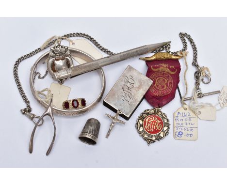 A SELECTION OF SILVER ITEMS, to include a silver hinged bangle with a decorative foliate design, fitted with a integrated box