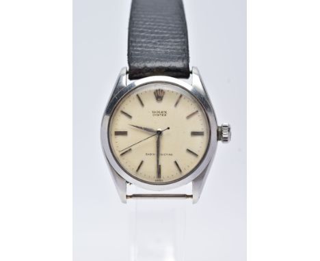 A GENTS ROLEX OYSTER WRISTWATCH, round discoloured white dial signed 'Rolex Oyster', baton markers, silver tone hands, within