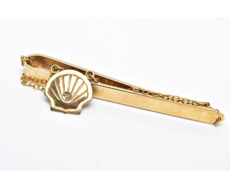 A 9CT GOLD DIAMOND DETAILED TIE PIN, designed with a plain polished bar hallmarked 9ct gold Birmingham 1981, suspending a cha
